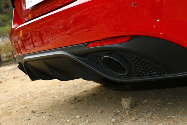 左右雙出排氣管，聲浪不吵雜，飽滿很有質感。