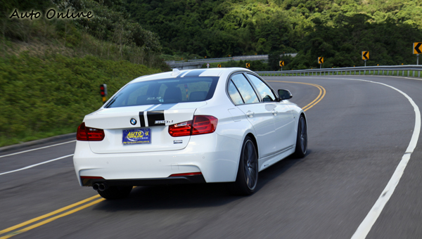 M Performance套件加持的320d雖然跟老大哥M3的性能表現還有些差距,但跟原廠320d相比,很明顯的增加駕駛樂趣以及提高操控極限。