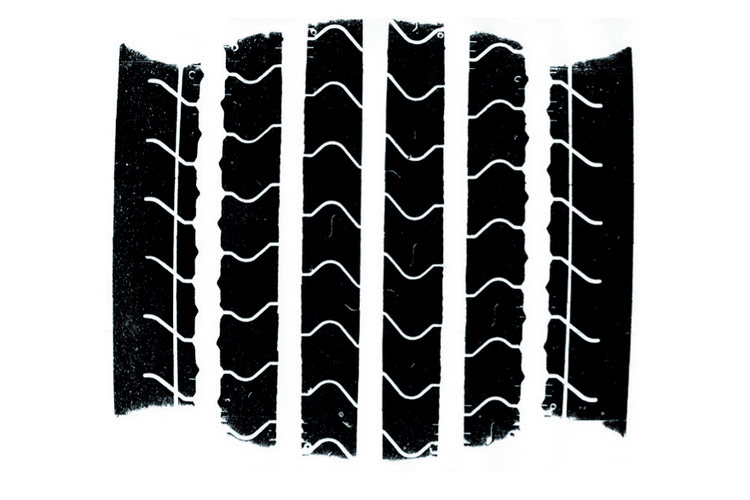 在天雨路滑的路況上行駛,其輪胎胎面花紋的排水性就顯得更加重要。