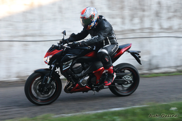 車身重心獲得良好的修正,不再頭重腳輕。低轉扭力輸出也相當線性好掌握。