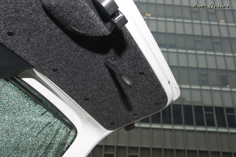 行李廂蓋內側有個小拉把,方便關上。