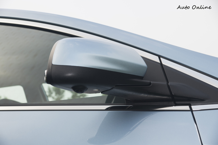 後視鏡上設置照地燈,方便夜間停車。