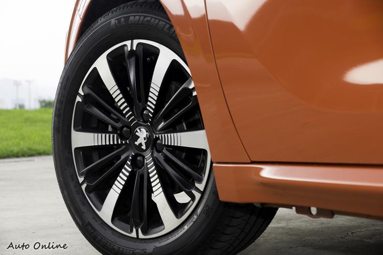 16吋黑銀鋁圈造型頗具動感。