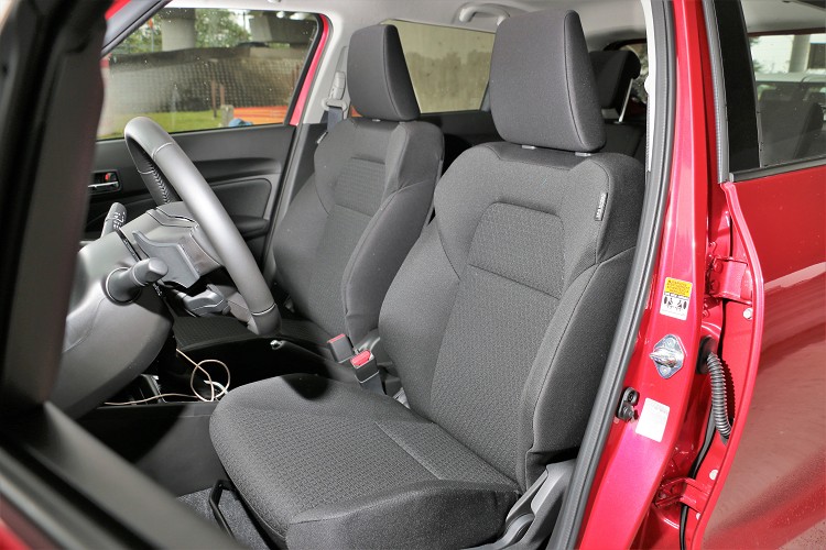兩張有點跑格的前座椅,幫日系美學掀背車注入了熱血因子。