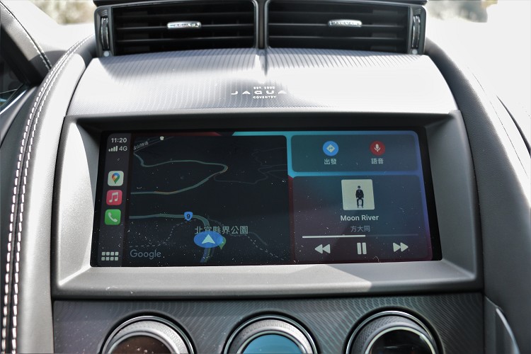 中控台10吋觸控螢幕支援Apple CarPlay手機連接。