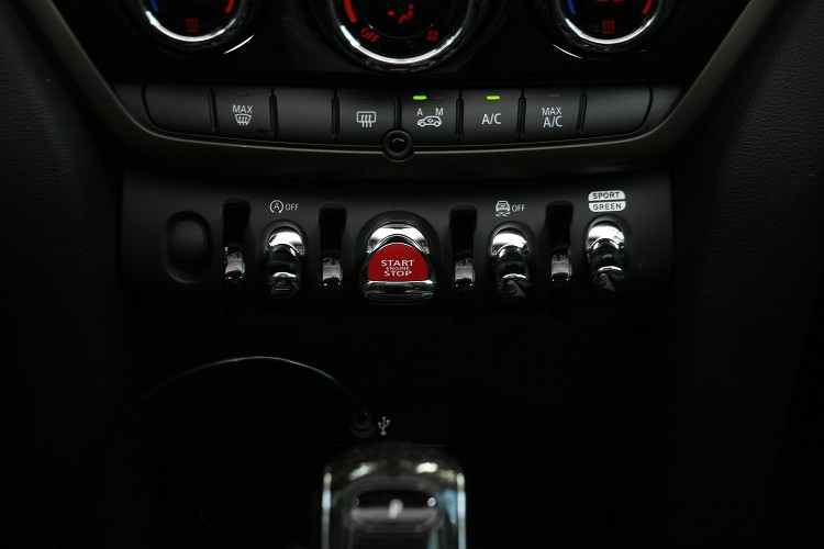 火紅的引擎啟動開關已成為MINI的產品特色。