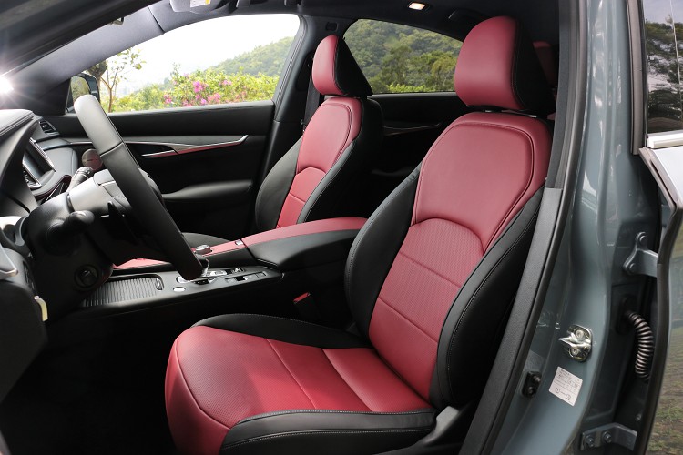 雙前座椅材質柔軟舒適,稍微缺少跑車該有的包覆性。