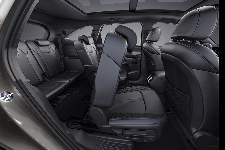 車系提供七人座及六人座的配置,滿足不同乘坐需求。