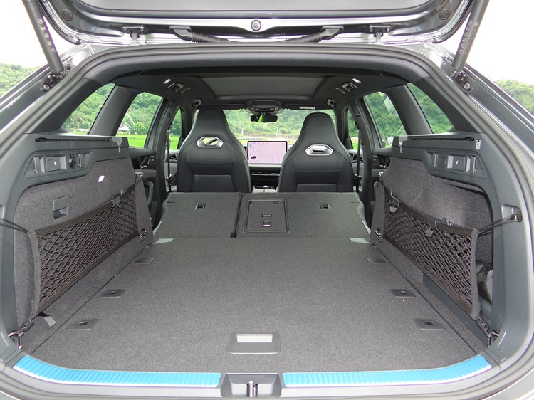 後座翻折後,行李空間一舉擴增到1920L。