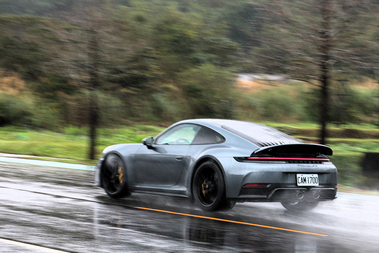 541 PS 的綜效馬力與 610 Nm 的峰值扭力，讓 0-100 km/h 加速僅需 3.0 秒。