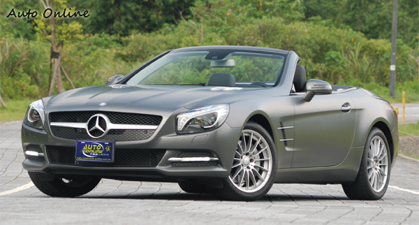 充滿立體感的車頭,加上與SLS AMG相仿的水箱護罩,都讓SL350展現品牌的科技感。