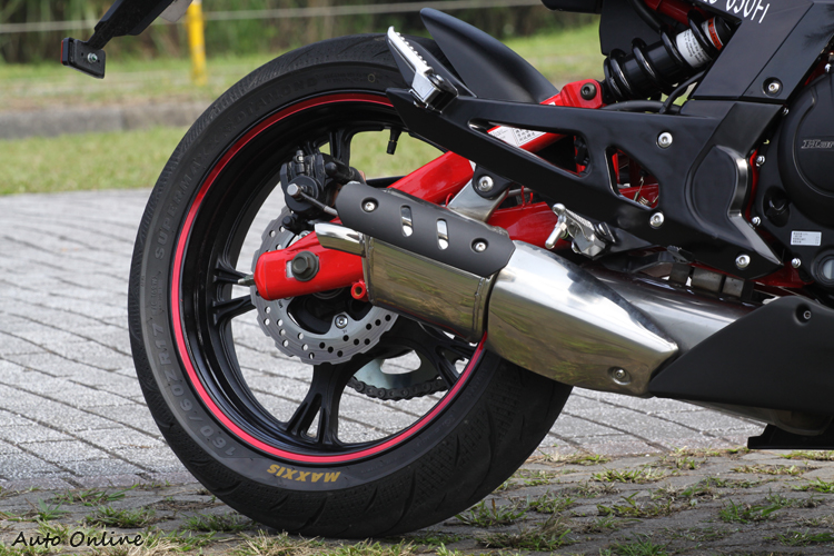 有人說排氣管也是來自大陸的部品,但事實上這組排氣管是出自鹿港,是MIT產品。