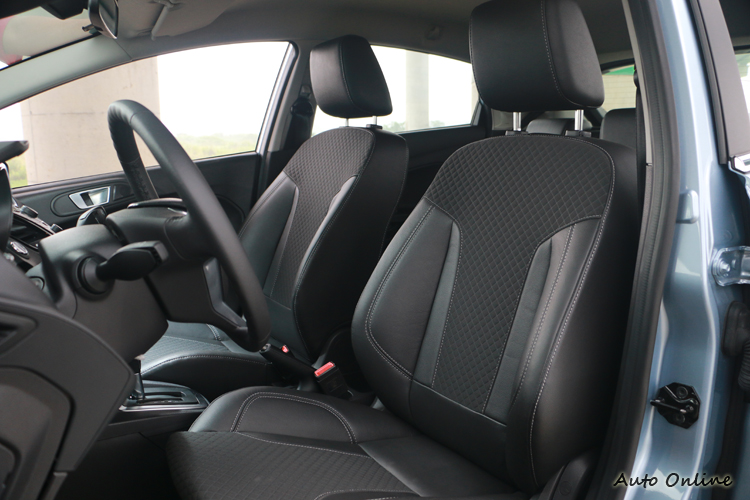 造型與支撐性都不錯的前座椅,採絨布與皮革搭配而成。