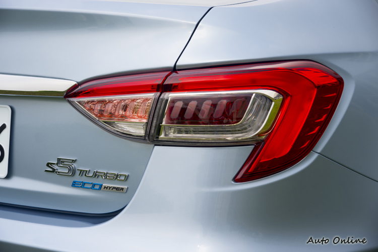 尾燈新設計有呼應到頭燈,燈眉相當突出。