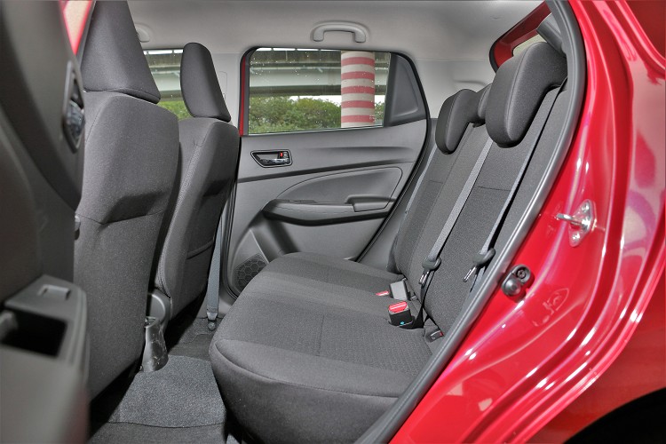 軸距達到2,450mm,車室空間稱不上寬敞卻也夠用,可惜後座無冷氣出風口。