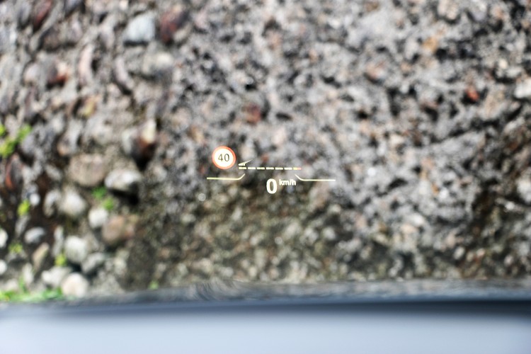 標準配備的全彩車況抬頭顯示器,營造出車內高科技氛圍。