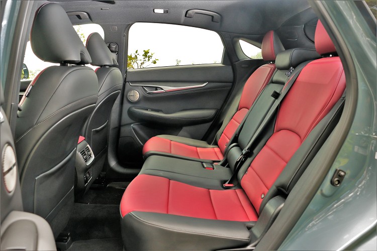後座採用前後可滑移15公分座椅,搭配10段可調傾斜角度椅背。