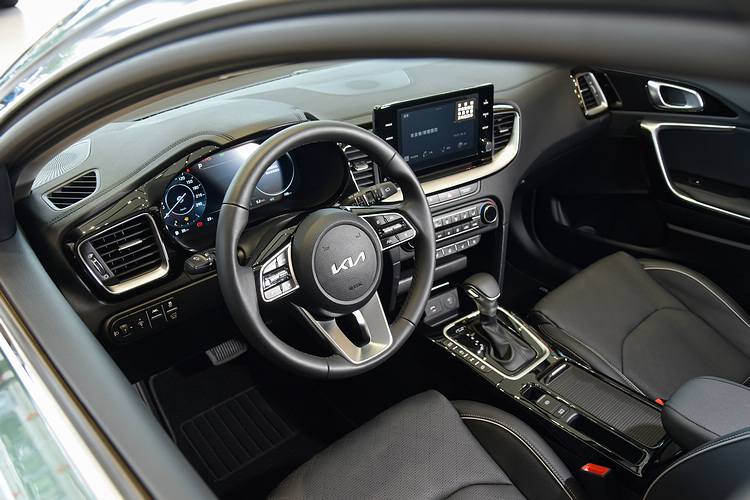 Ceed Sportswagon 車室內裝的鋪陳格局承襲簡潔歐風基因,搭載 12.3吋整合智慧型全數位儀表板與8吋多媒體影音觸控系統。