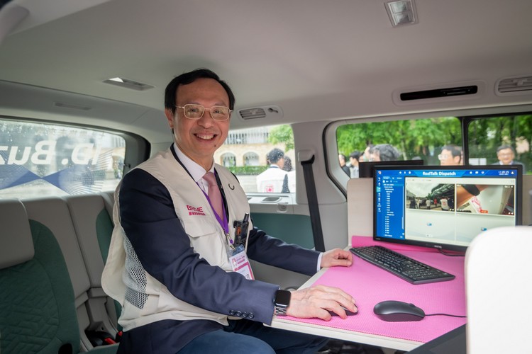 衛福部長石崇良於ID. Buzz行動指揮車內模擬操作。