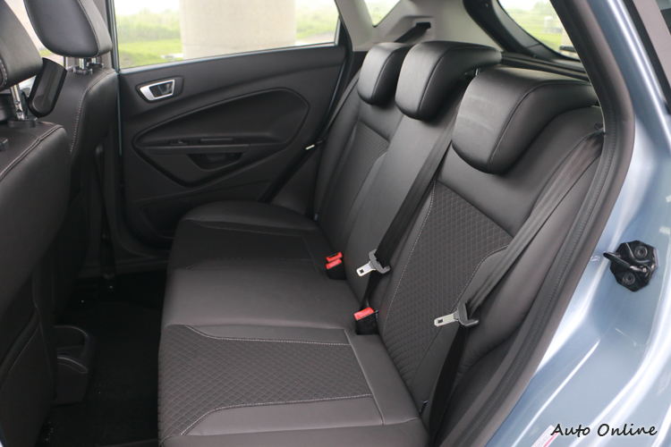 後座空間表現堪稱充裕,也配有ISO FIX方便有兒童安全座椅的車主使用。