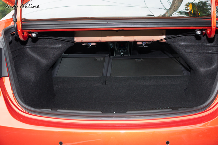 行李廂空間達485公升,不過內部被懸吊機構佔用不少。