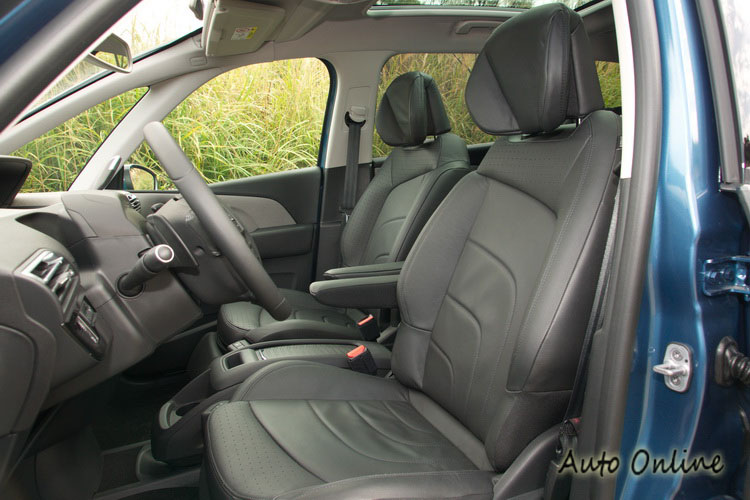 座椅包含頭枕都提供了側面包覆