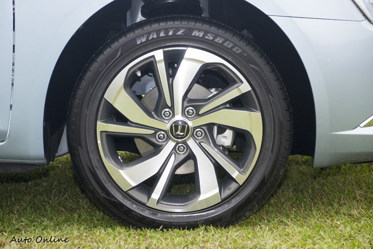 鋁圈造型換新,搭配Maxxis低滾阻輪胎。