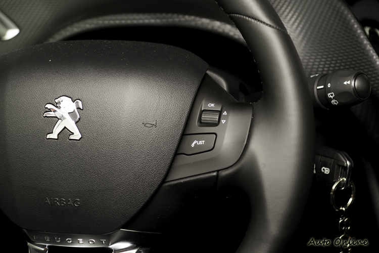 方向盤控制鍵可操作音響與電話功能。