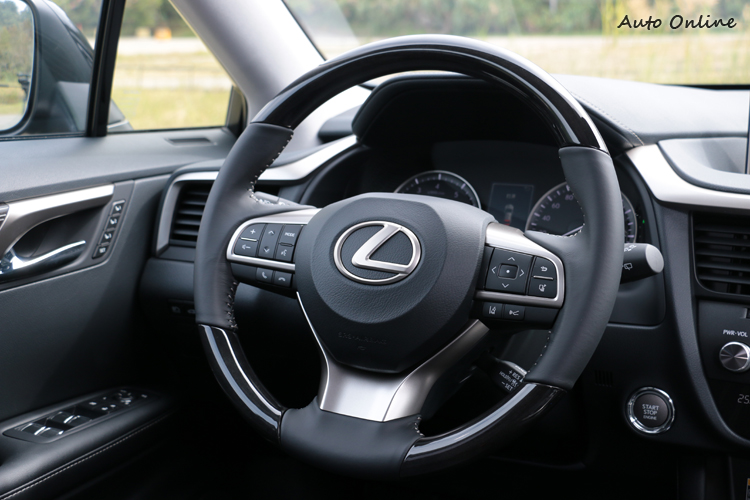 木質加上真皮搭配的方向盤,後方無換檔撥片。