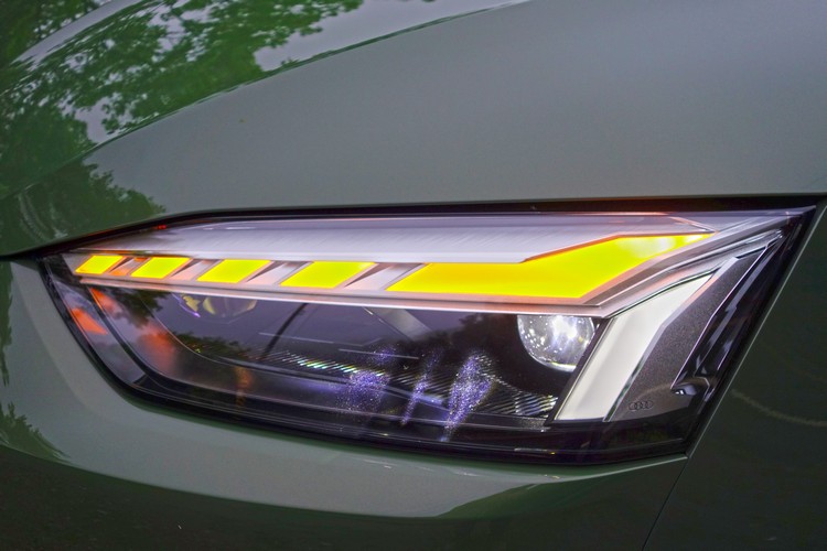 全新設計的矩陣式LED極光頭燈內建LED極光識別燈和動態指示方向燈,就算大白天的辨識度也相當高。