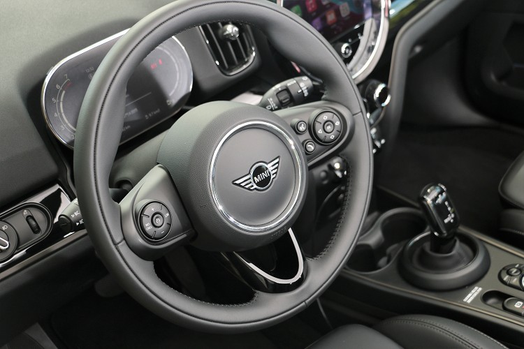 方向盤為三輻式造型,左右兩邊是音響與基本定速控制按鍵。