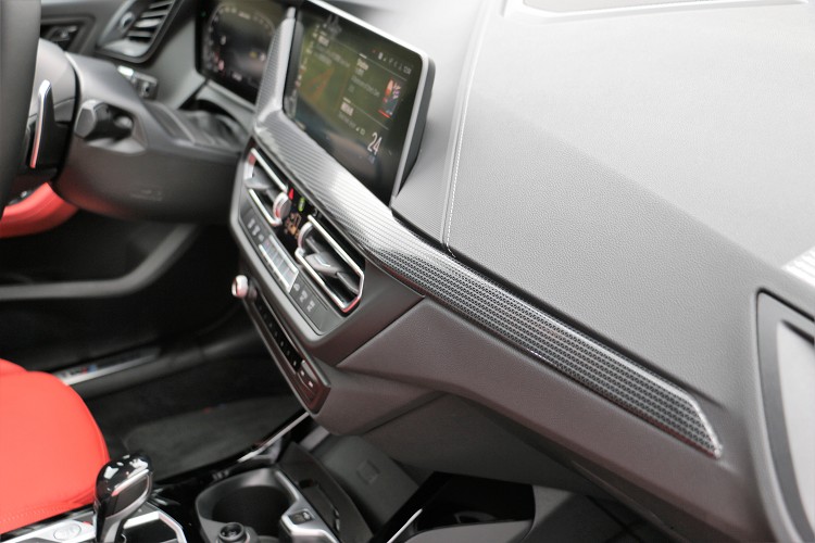 Berlin光影飾板在夜間利用燈光玩弄視覺。