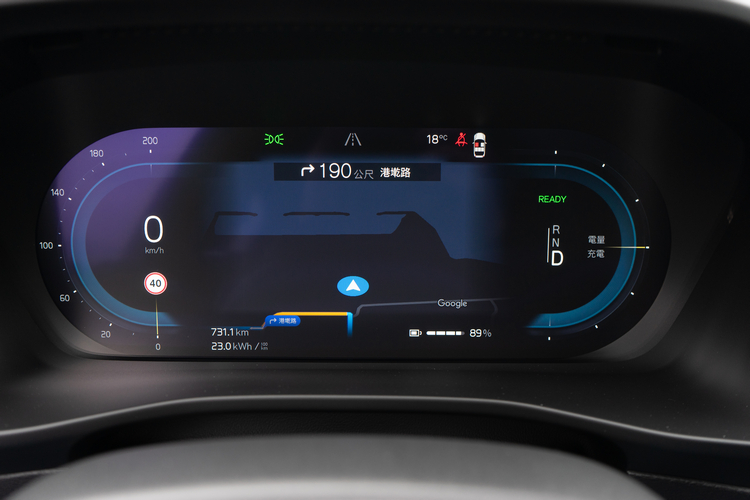 12.3吋數位儀錶除了顯示剩餘電量百分比與行駛里程外,右方也顯示了車輛行駛時的耗電/回充狀態