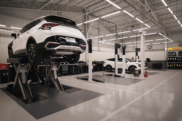 Kia尚麒汽車斥資4,500萬,擁有5個專屬獨立工位,其中包含為電動車打造的專屬電動車維修工位,還另提供包含 Sorento HEV豪華油電休旅在內的尊榮代步車服務。