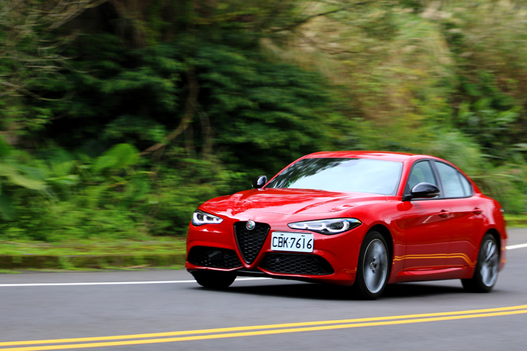 油門初段反應直接，渦輪介入自然，沒有突兀的遲滯感，官方 0–100 km/h 加速約為 5.2 秒。