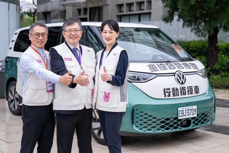 台灣福斯商旅總裁巫詩棻(右起)與童綜合醫院總院長童敏哲、台北醫學大學健康資訊科技國際研究中心副教授林哲瑋合影。