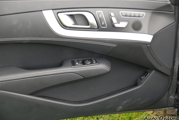 相當長的車門,原廠乾脆為它設計了一處內置傘架,相當實用。