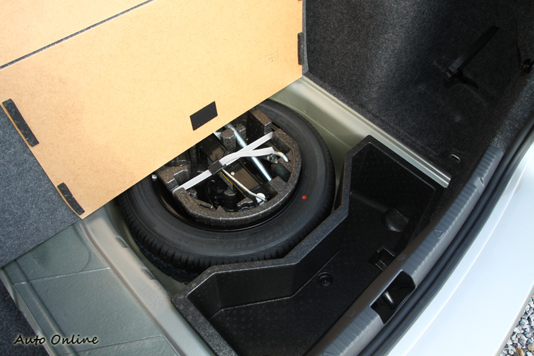行李箱底板下方放有備胎,還多送一個置物空間。