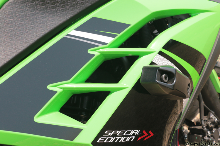 原廠就附有大型的防倒球,是頗為貼心實用的設計。