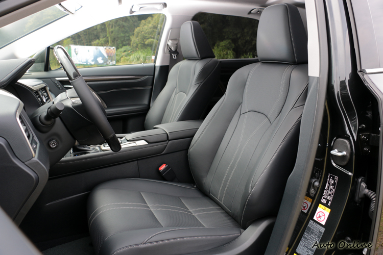 雙前座兼具包覆性、支撐性與做工細膩的多向電動調整真皮座椅。