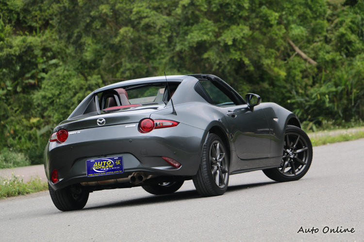 性感不失優雅的硬頂,讓MX-5 RF拿下2017德國紅點設計大獎Best of the Best。