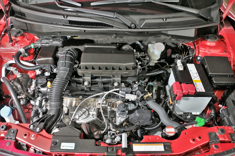 改款後重大變革將三缸渦輪增壓引擎改為四缸1.2升自然進氣引擎,並且導入微型油電系統。