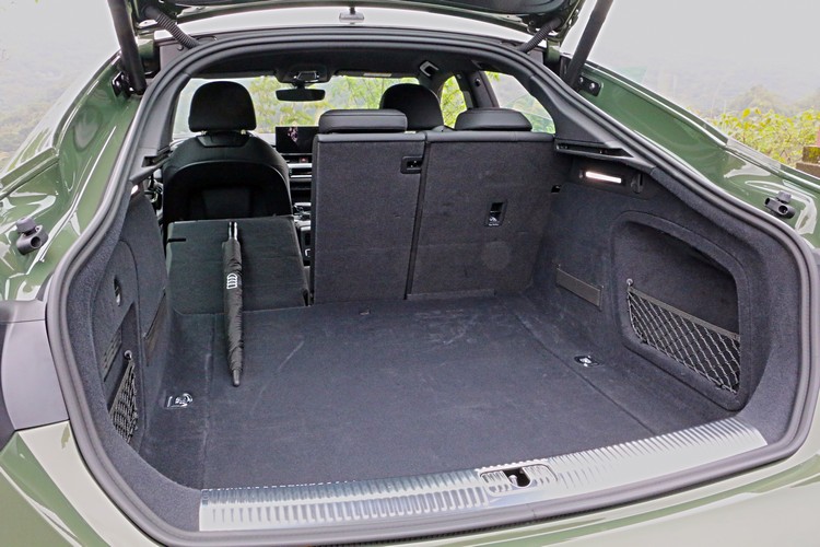 斜背造型使它擁有相當大的行李廂開口,內部容積不僅非常充裕,也具備高度彈性的調整機能。