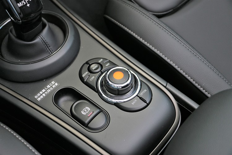 影音系統控制按鍵就如同BMW iDrive旋鈕。