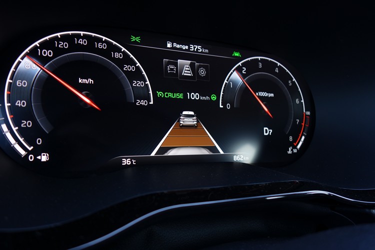 數位儀錶板同樣不是訴求華麗設計,而以高對比配色清晰顯示各種車輛資訊。