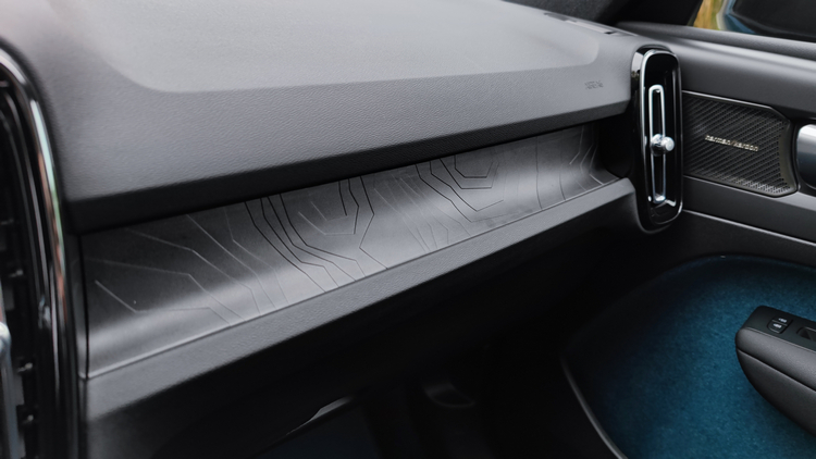 副手座前方飾板的圖案是瑞典Abisko國家公園等高縣地形圖輪廓透過抽象數位化方式呈現,並透過LED背光呈現獨特立體效果。