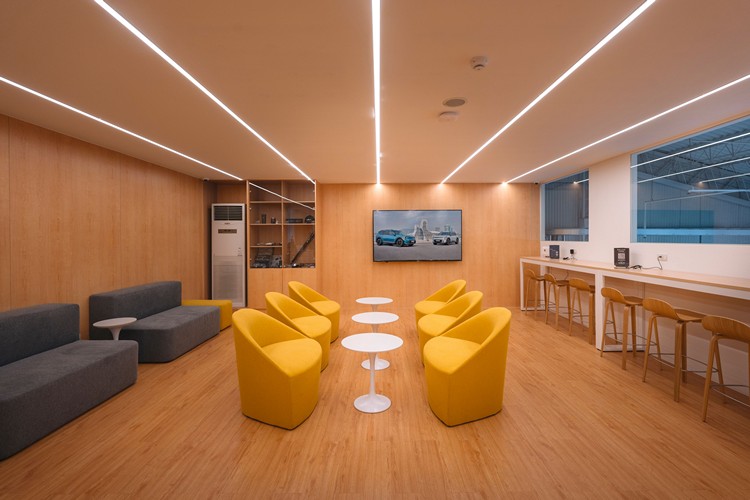 客休區除了設有沙發、吧檯式座椅等供休憩外,還提供3C充電設施、75吋大型電視等設備,讓回廠的車主在等待愛車維修的同時,能有舒適且自在的休憩空間。