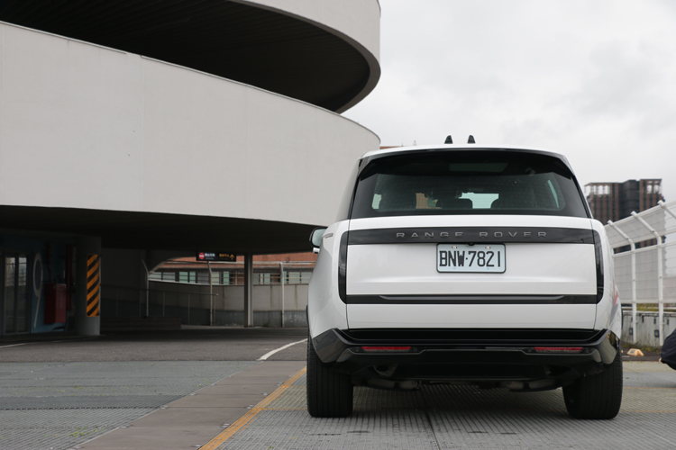 第一眼看到這台2025年式限定版，你會被Ostuni Pearl White珍珠白車漆的光澤深深吸引。珍珠光感在光線下呈現微妙變化，無論陽光直射或陰影下，都能感受到車身曲線的層次。