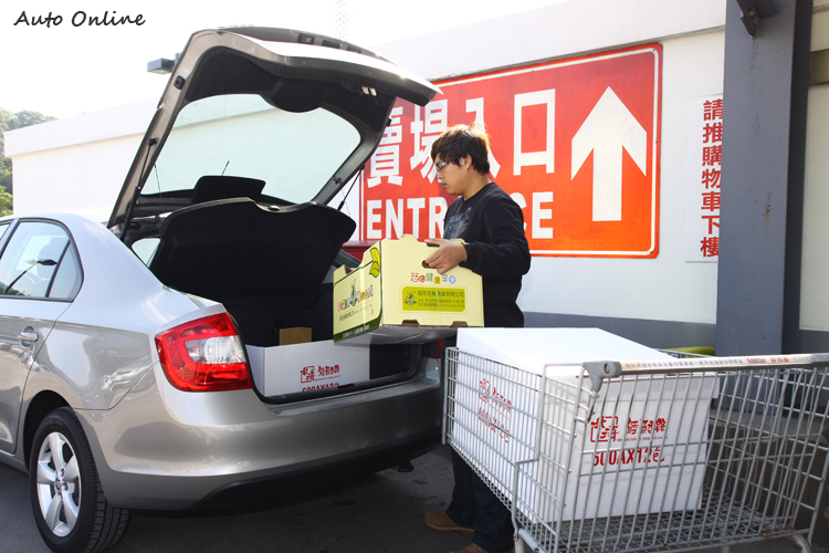 斜背車尾整合後行李廂蓋,開口大置物相當方便輕鬆。