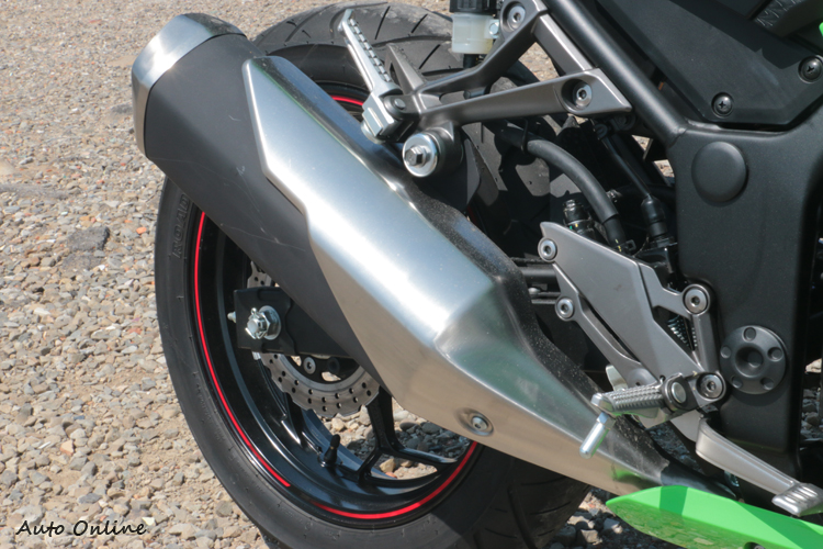 原廠所附的排氣管造型不錯,但聲音魄力上就稍嫌不足些。